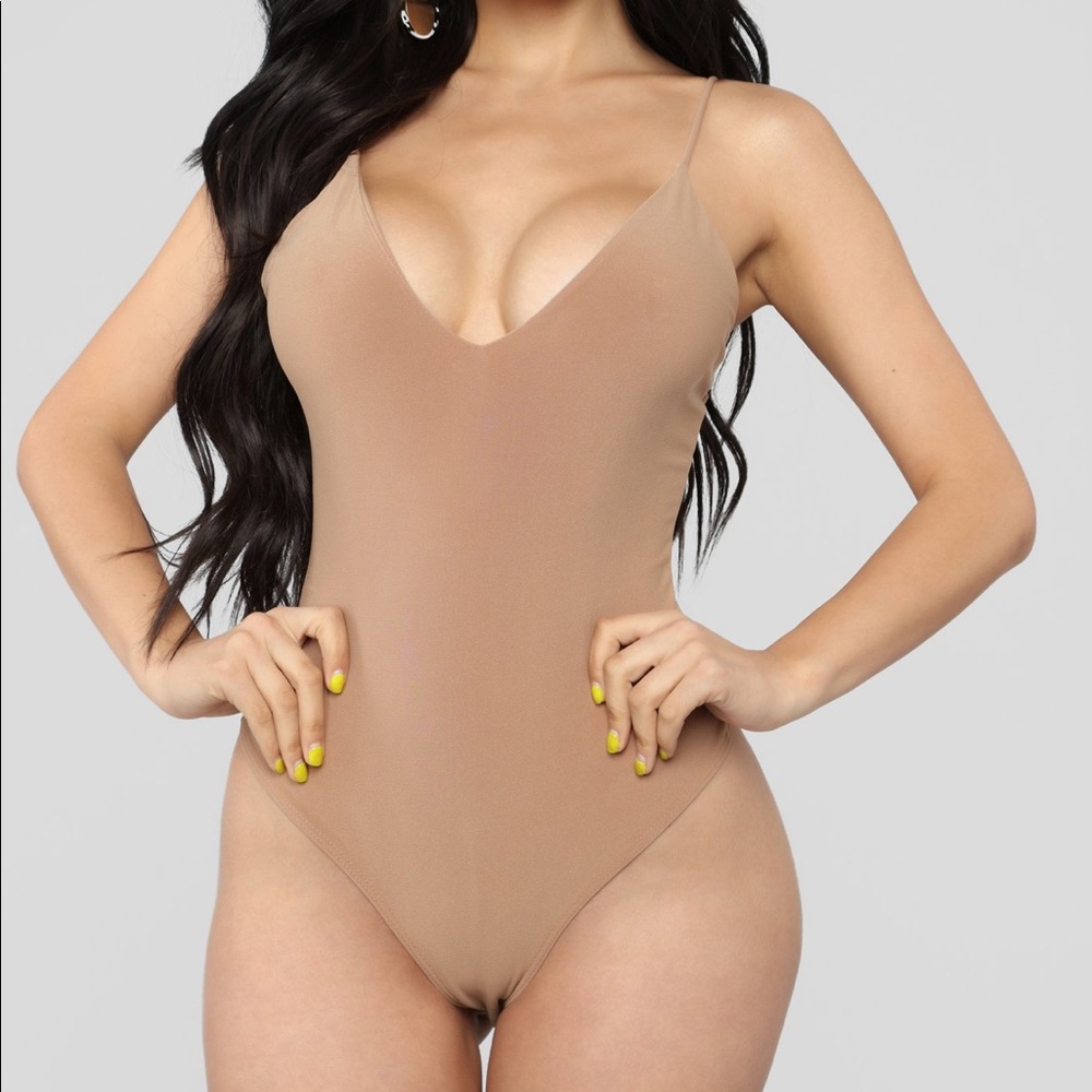 FASHION NOVA - SLEEK AND SLAY BODYSUIT - MOCHA / M